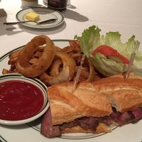 ウルフギャング・ステーキハウス 丸の内店 - たっぷりのポテトとオニオンリングと共に