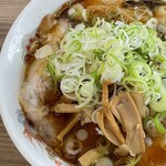 青島食堂 - 青島チャーシュー麺大盛＋自家製メンマ増し５０円＋刻みねぎ増し５０円