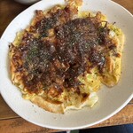 ふなまち - 豚タマ　ソースをぬりカツオと青のりをかけた状態