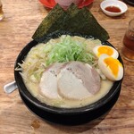 横浜家系ラーメン 吉岡家 - 料理写真: