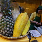 高雄牛乳大王 - レジ横の立派な奴。単なる飾りなのか。いずれジュースになるのか？