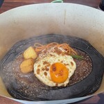 君のハンバーグを食べたい - ジュワジュワ状態で運ばれてきた仙台牛100%黒毛和牛のハンバーグ