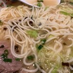 こむらさき - ツルツルの白麺