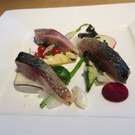 シュヴァル・ドゥ・ヒョータン - 軽く〆た鯖の炙りと野菜のグリル