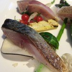 シュヴァル・ドゥ・ヒョータン - 軽く〆た鯖の炙りと野菜のグリル　アップ