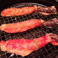 游玄亭 銀座 - ぶっといカニを焼くの図
