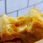 ケンタッキーフライドチキン - ビスケットにハニーメイプルをつけて