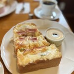 arome - こちらも、3〜4cmはあろうかと思います…
極厚トーストに、トマトソース、
ベーコン、タマネギ、ピーマン、たっぷりのチーズ！
ボリュームあるトーストに、
ヨーグルトのココットがセット。