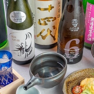 全国各地から厳選した日本酒は40種類。愛媛県の地酒もおすすめ