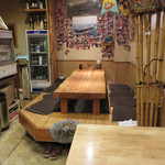 たいちゃんⅢ - 鉄板カウンター席の他に小上がり・テーブル席もあります。