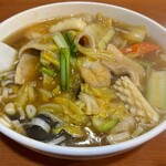 品珍閣 - ■五目そば￥660：器から溢れんばかりに盛り付けられた、海老３尾や丁寧な飾り切りのイカが目を引く一杯。シャキシャキ感を残した白菜や青菜、人参、ネギなどの豊富な野菜と豚肉の旨みが、コクのある濃厚な餡に溶け込んでいた。熱々の具だくさんな餡が麺にしっかりと絡み、660円という安さを疑うほどの圧倒的なボリュームと贅沢な満足感を与えてくれた。
