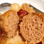 ドイツビール居酒屋 ヴァイス - バンベルガーツヴィーベル。割るとこんな感じ。