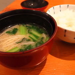 和酒和菜 みのり - 味噌汁とご飯です。