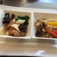 中国料理 桃李 - 春野菜と甲イカの藻塩炒め、鶏肉の梅風味蒸し（セレクトランチ￥2,300）