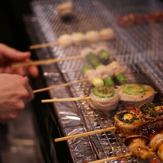 炭火で焼き上げる串焼きの臨場感