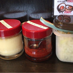 麺匠家 - テーブルに調味料ずらり