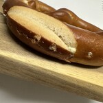 ブレッツェリア - 外からバターを入れているようです