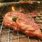 八輪 - 上カルビ焼いてます