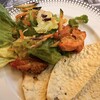 サフラン　池袋 - スパイシーチキンサラダを少々取り分けパパドと共に
