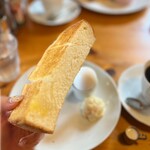 arome - トーストは3〜4cmほどあるかしら〜？！(*´Д｀*)
こんがりと焼き上げられ…バターの風味を感じ…
サクッと食感の美味しいトーストです(*´ω｀*)♡