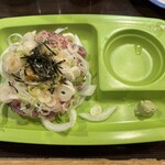 ぴんぽん - 料理写真:鮪のユッケ　カジキマグロの目の辺りとのこと。脂分が多くて食べると溶けます。