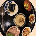 MASA’S KITCHEN - 前菜6種（ナスお浸し、ピータン豆腐、搾菜、焼豚、豆和物、ヨダレドリ）