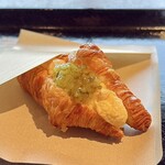 鎌倉ニュージャーマンCAFE - 料理写真:モーニングセットのクロワッサンサンド
緑色は刻んだピクルス