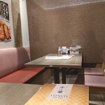 横濱うし処 牛味蔵 - 内観 奥のテーブル席