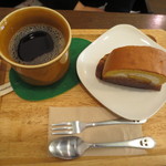 どんぐりの木 - 自分は穀物コーヒー（540円）黒糖マロンケーキ（300円）。セットで690円です。