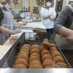 福住 フライケーキ - 広島県呉市にある揚げ饅頭のお店です。
                                呉のソウルスイーツとも言えましょう。
                                子供の頃、母と呉の繁華街に買い物に行くと、必ず買ってました。
                                