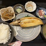 三年や - カマス干物定食の全景です