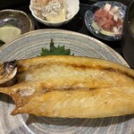 三年や - 身ツヤが美しいカマスと小鉢たち