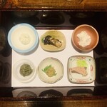 酒盃 - ① 先付：八寸
            野芹の白和え、鰊の旨煮、鰯の卯の花和え
            蕨の叩き、鶏味噌の南蛮、比内地鶏の白レバー燻製