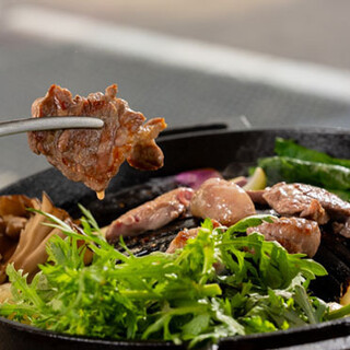 自家製タレで味わうラム肉◆希少な羊脂で焼き上げた野菜も絶品