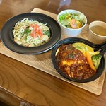 村レストラン ポワール - 【よくばりセット】
・パスタ ジェノベーゼ
・オムライス 牛すじトマト
・サラダ
・スープ