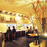 やさい家めい - 窓のある明るいカウンター