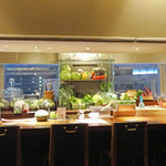 やさい家めい - カウンターには女性シェフ