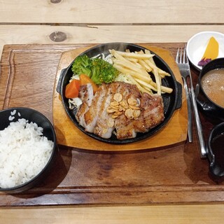 トン's キッチン - 料理写真:三軒豚鉄板ポークステーキ定食