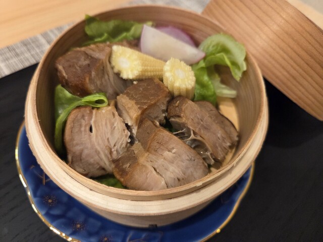 沖縄ラフテーと旬野菜のセイロ蒸し