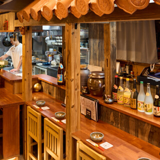 オープンキッチンで臨場感◎カウンターで沖縄料理を堪能！