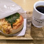 AREUM BAGEL - (左)明太チーズ690円 コーヒーは別店舗のものです。