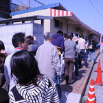 浜のかきあげや - 行列です