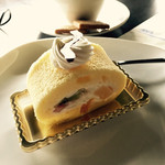 ANA SUITE LOUNGE - ロールケーキ