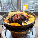 旭川成吉思汗 大黒屋 - モヤシと野菜、生ラム肩ロースを焼いて行きます