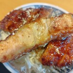 山ぼたん - 少なめ、と言っても見よこの厚みをっ！そして普通サイズのとろロースソースカツ丼と変わらない柔らかさと旨さっ！♥。やめられない〜笑