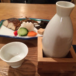 手打そば 菊谷 巣鴨本店 - 熱燗（四季桜）とお任せ酒肴盛り