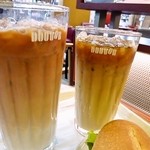 ドトールコーヒーショップ - ドリンク写真:アイスカフェ・ラテ(M)とアイスロイヤルミルクティー(L)