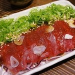 鹿児島県霧島市 塚田農場 - 馬刺しネギまみれ750円　美味しいけどペラッペラです。