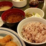 とんかつ 濵かつ - 黒米入り麦ごはんと赤味噌でスタート！