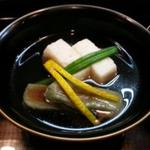 割烹 千ひろ - 蟹しんじょうによもぎ麩の椀